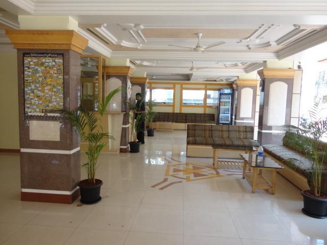 Отель Om Sai Palace Пуна Экстерьер фото